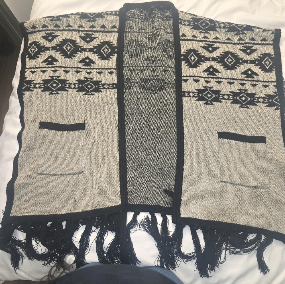 Southwestern Aztec Open Front Poncho with Pockets - Picture 8 of 10